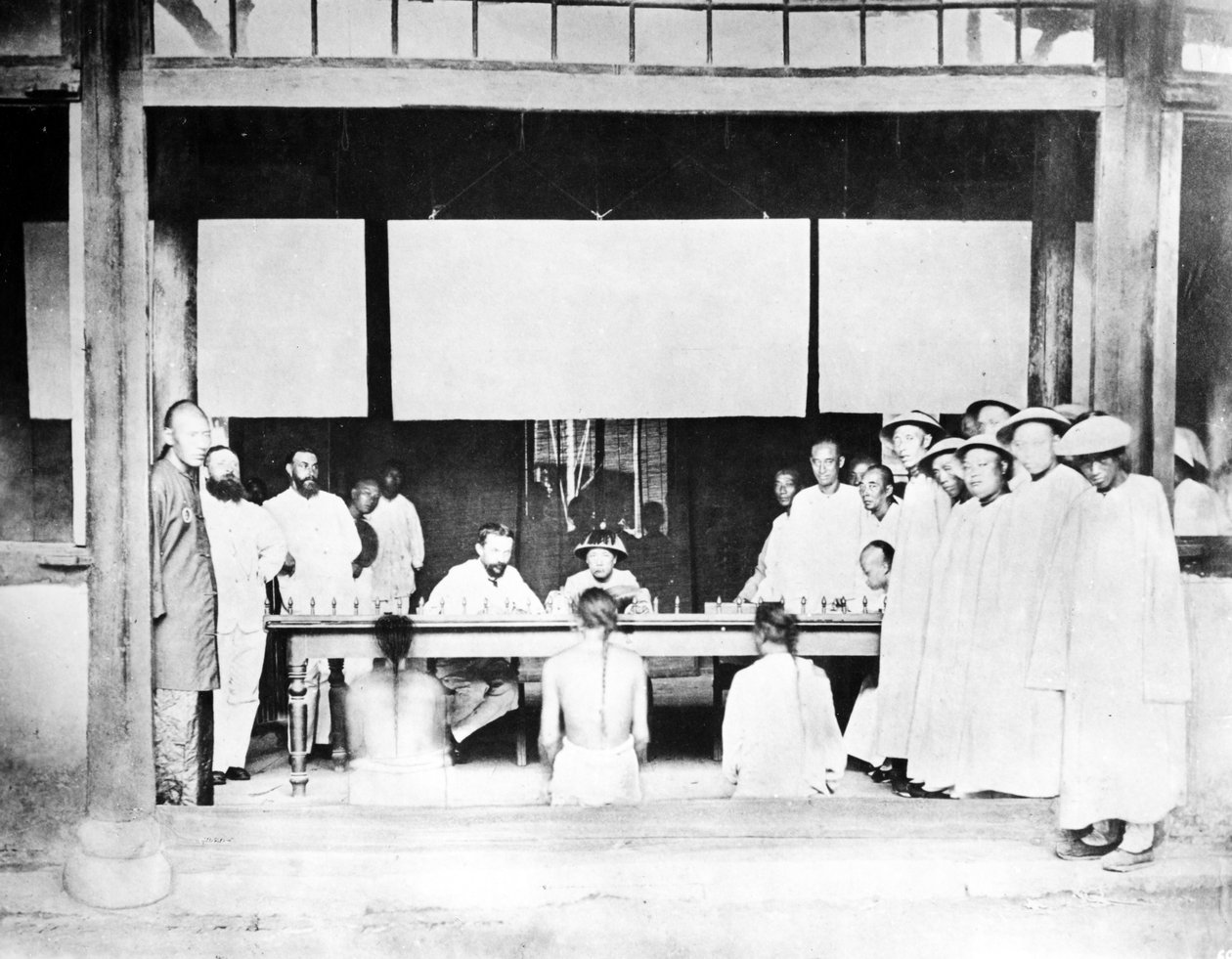 चीनी मजिस्ट्रेट कोर्ट, c.1880-90 द्वारा यूरोपीय फोटोग्राफर