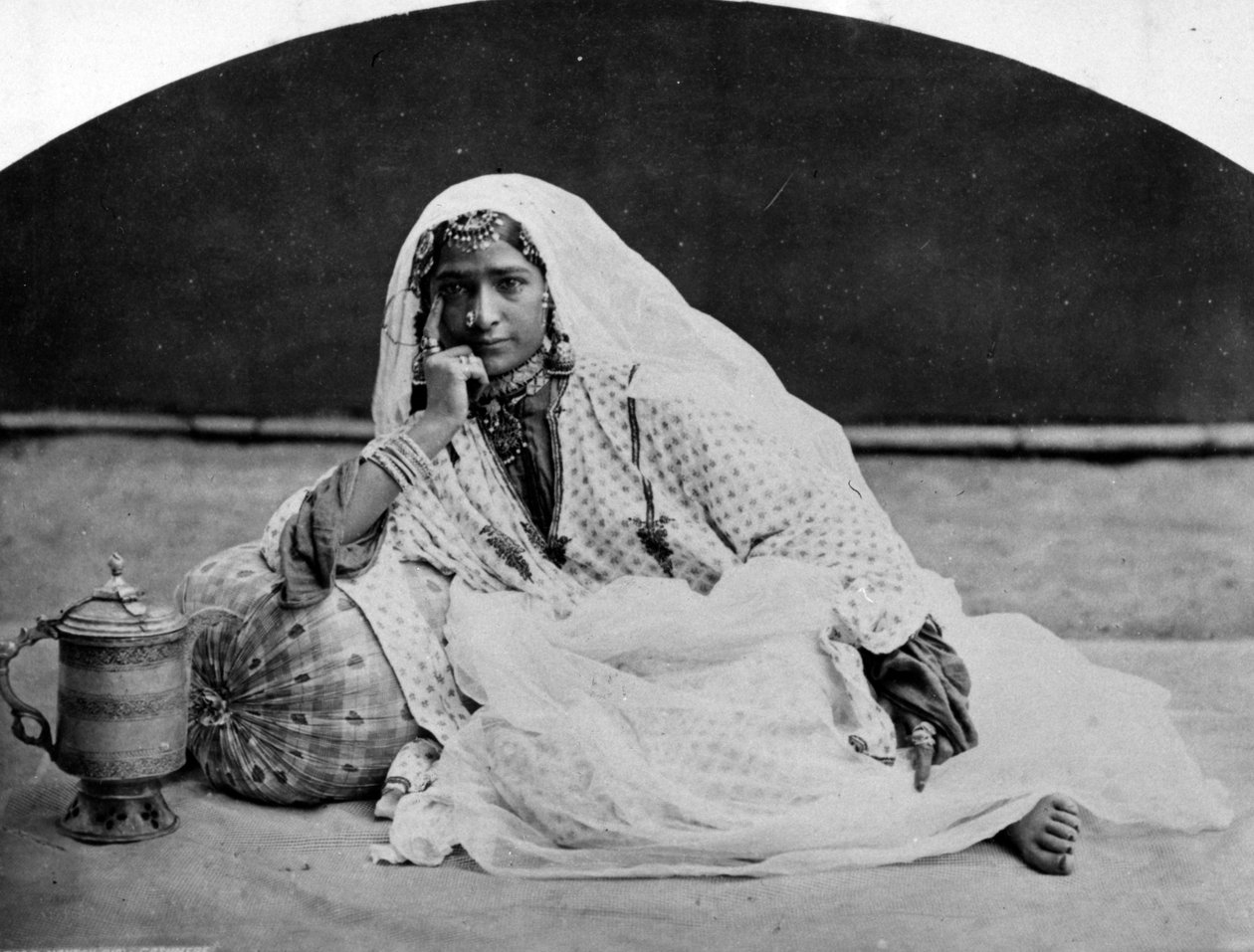 कश्मीरी Nautch Girl, c.1860s द्वारा यूरोपीय फोटोग्राफर