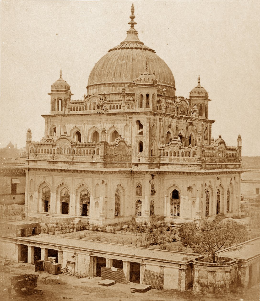 लखनऊ के कैसरबाग पैलेस में सादत अली का मकबरा, 1858 द्वारा फेलिस बीटो