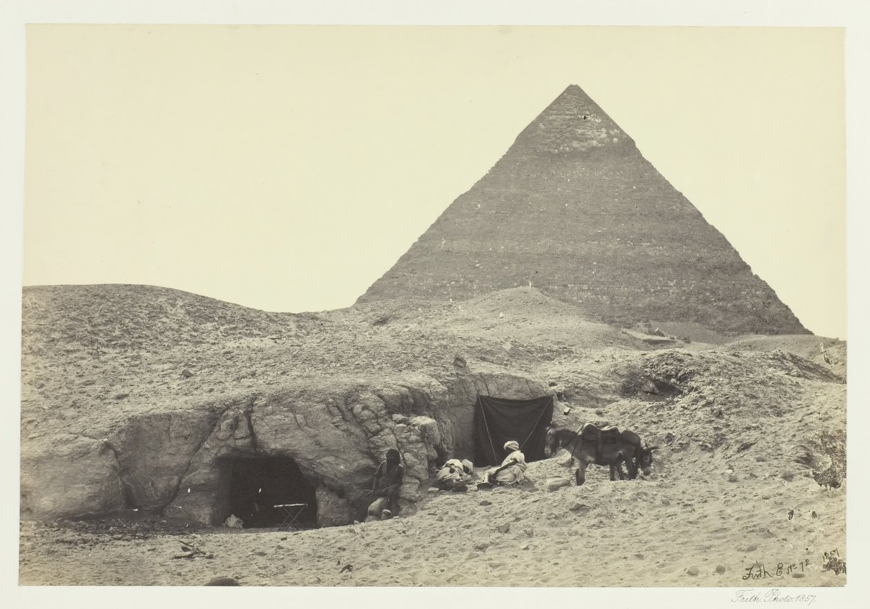 रॉक-टॉम्ब्स और बेलज़ोनी का पिरामिड, गिजेह, 1857। द्वारा फ्रांसिस फ्रिथ