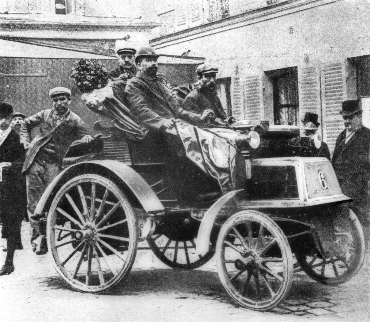 1891 में प्रथम पुरस्कार जीतने वाली एक पनरहड-लेवासर कार द्वारा फ्रेंच फोटोग्राफर