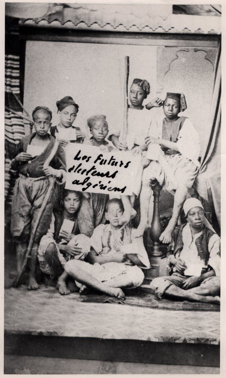 19 वीं सदी के अंत में अन्नबा के क्षेत्र के अल्जीरियाई बच्चे द्वारा फ्रेंच फोटोग्राफर