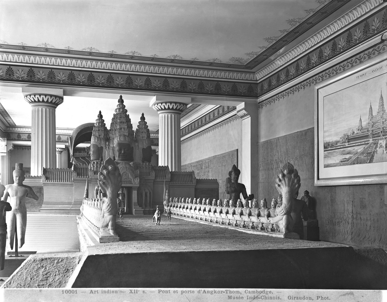 पुल और अंगकोर थॉम का द्वार, c.1912 द्वारा फ्रेंच फोटोग्राफर