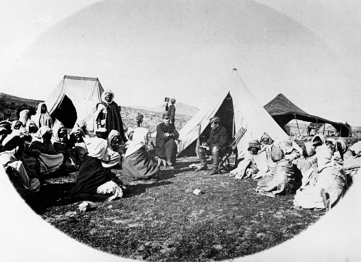कर्नल अर्नाड्यू ने ओ। बू। क्लॉउन के दावों को सुनते हुए, c.1860-70 द्वारा फ्रेंच फोटोग्राफर