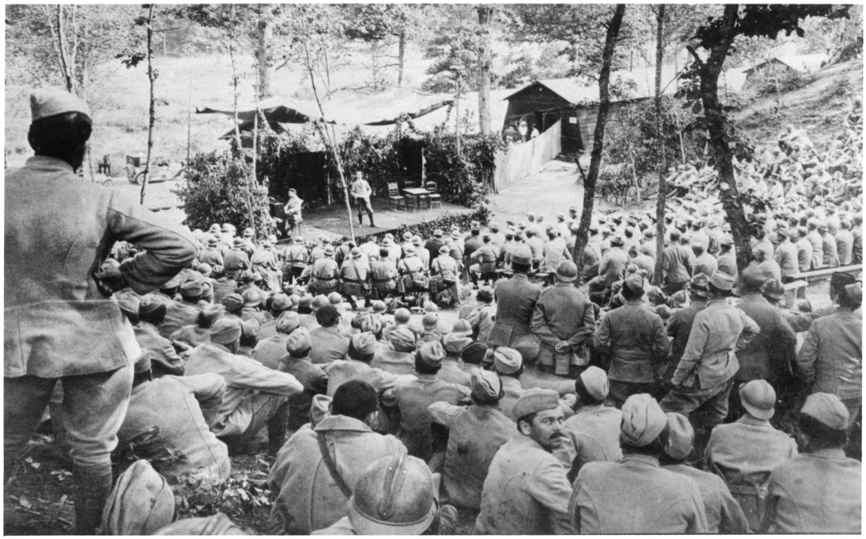 15 जुलाई 1916 को खाइयों में जाने से पहले माउफ्रेकोर्ट में कॉन्सर्ट द्वारा फ्रेंच फोटोग्राफर