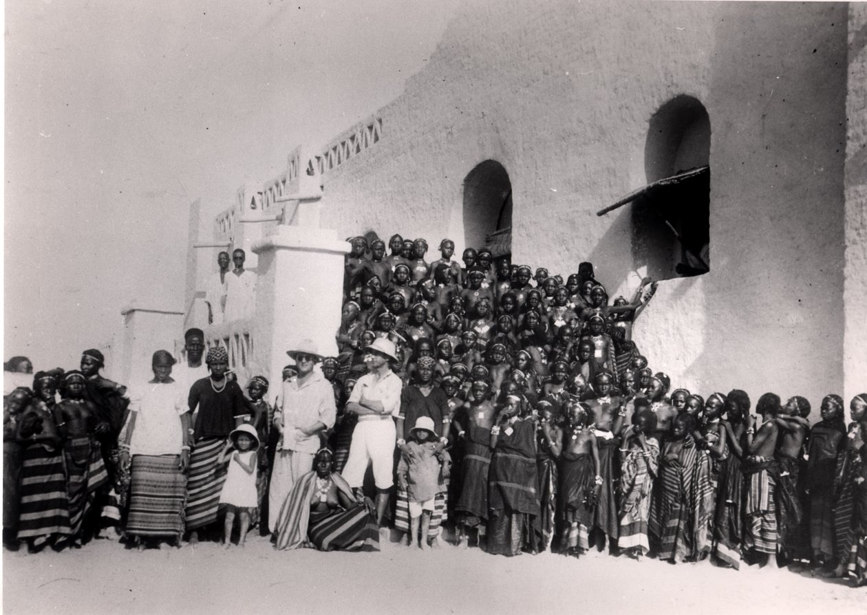 न्येमी, नाइजर, 1929 के पास फिलिंग में रेजीडेंसी के सामने युवा लड़कियों का समूह द्वारा फ्रेंच फोटोग्राफर