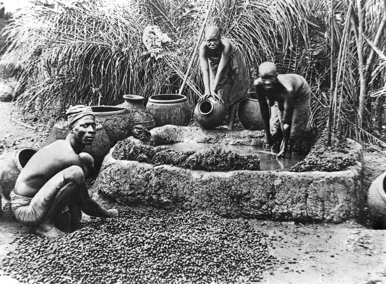 दाहेमी में ताड़ का तेल बनाना, c.1900 द्वारा फ्रेंच फोटोग्राफर