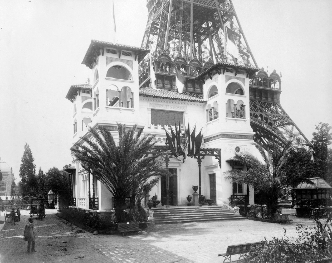 मोनाको का पैविलियन, पृष्ठभूमि, पेरिस प्रदर्शनी, 1889 में एफिल टॉवर के आधार के साथ द्वारा फ्रेंच फोटोग्राफर