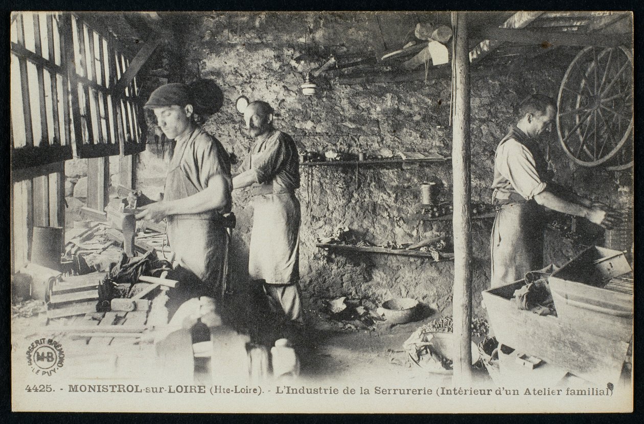 पोस्टकार्ड Monistrol sur Loire, Le Puy-en-Velay, c.1900 में ताला बनाने वालों की कार्यशाला का चित्रण द्वारा फ्रेंच फोटोग्राफर