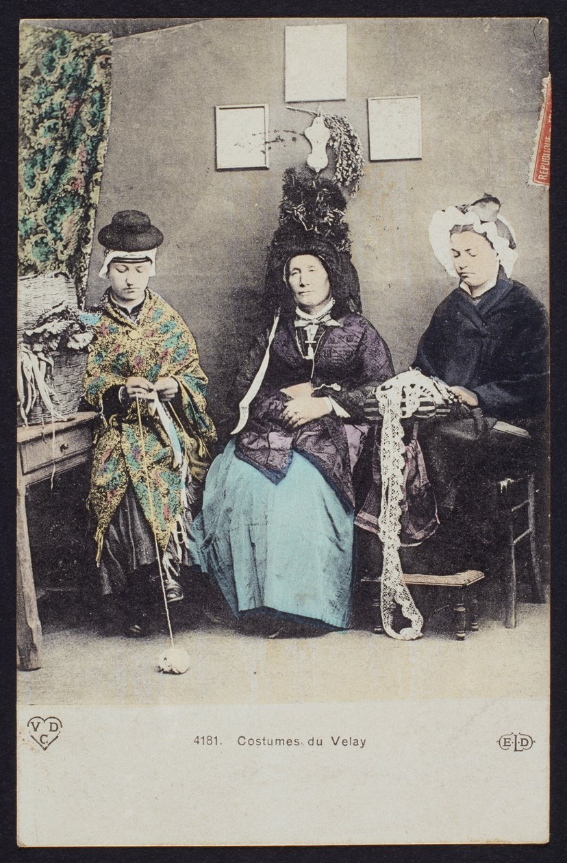 वेले की वेशभूषा का चित्रण पोस्टकार्ड, c.1900 (रंगीन बीडब्ल्यू फोटो) द्वारा फ्रेंच फोटोग्राफर
