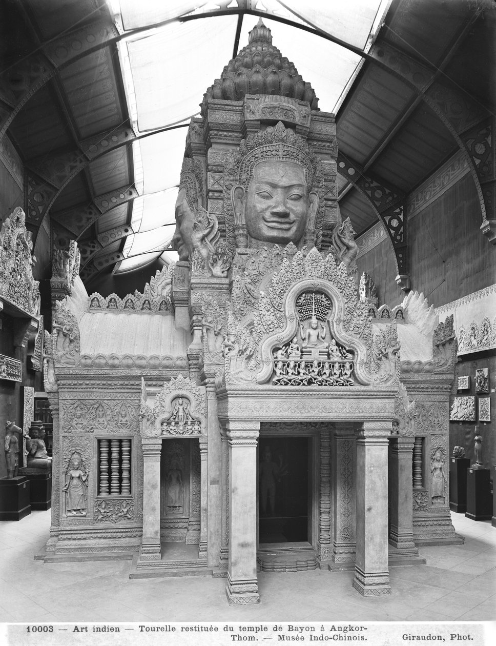 पुनर्निर्माण बुर्ज, अंगकोर मंदिर में बेयोन का मंदिर, c.1912 द्वारा फ्रेंच फोटोग्राफर