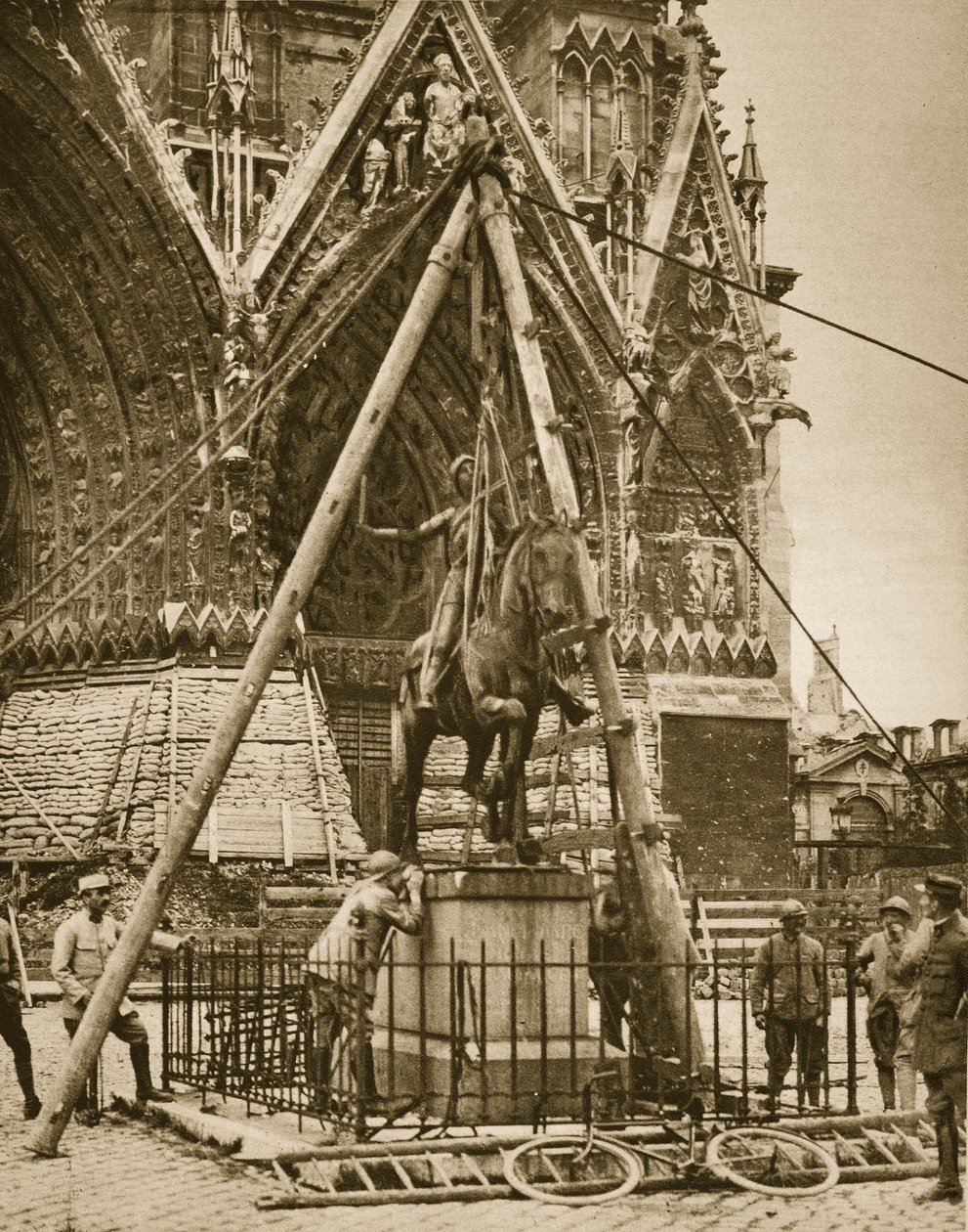रिम्स कैथेड्रल, कांस्य प्रतिमा, 1914-19 सुरक्षित द्वारा फ्रेंच फोटोग्राफर