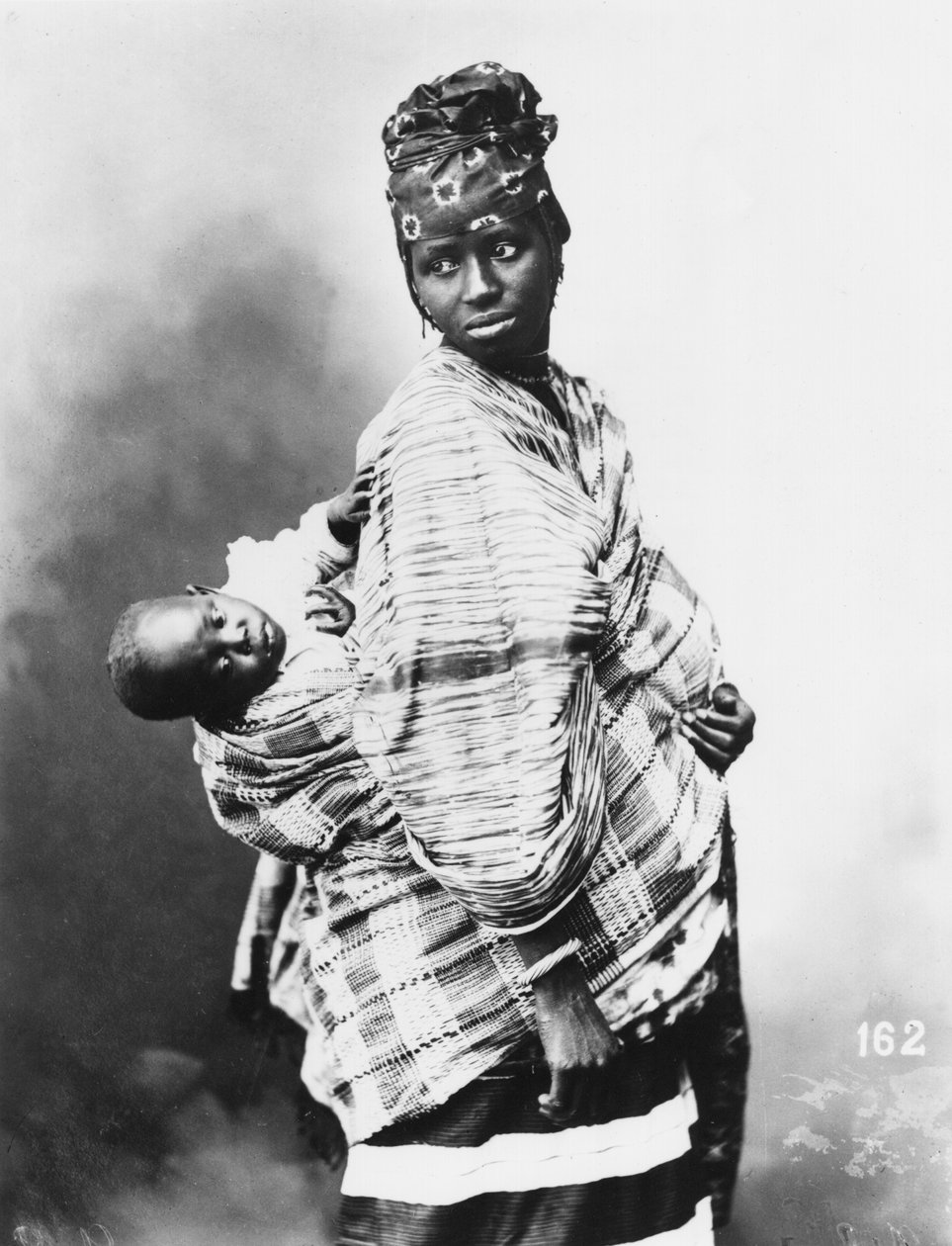 सेनेगलिस मदर एंड चाइल्ड, c.1900 द्वारा फ्रेंच फोटोग्राफर