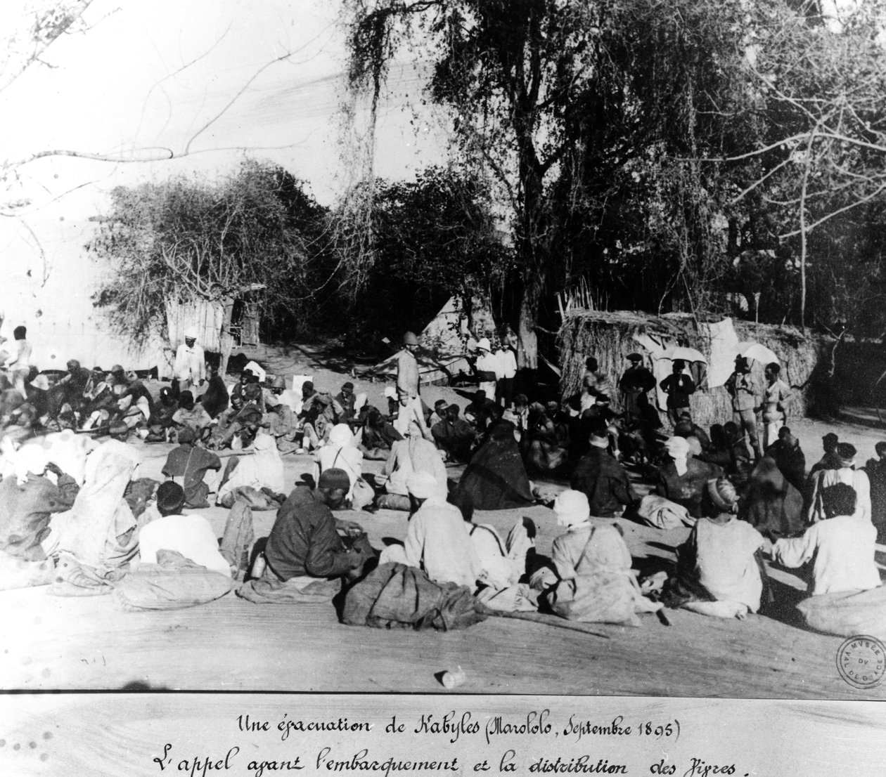 1895 में मेडागास्कर में अभियान द्वारा फ्रेंच फोटोग्राफर