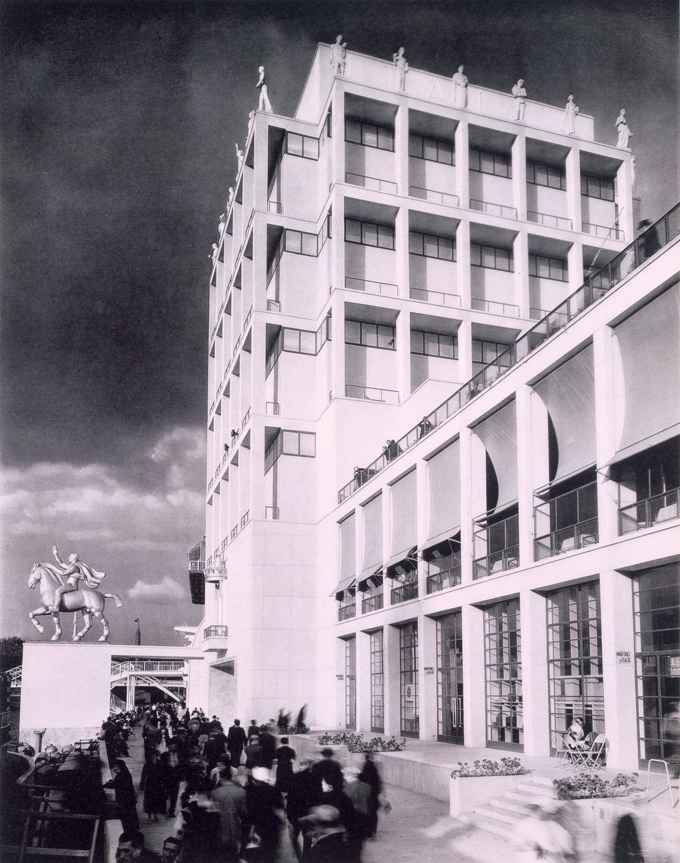 पेरिस इंटरनेशन एक्सपोजिशन, 1937 में इटैलियन बिल्डिंग द्वारा फ्रेंच फोटोग्राफर