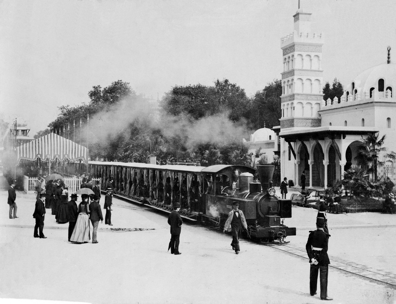 पेरिस प्रदर्शनी, 1889 के स्थल के आसपास आगंतुकों को ले जाने के लिए ट्रेन द्वारा फ्रेंच फोटोग्राफर