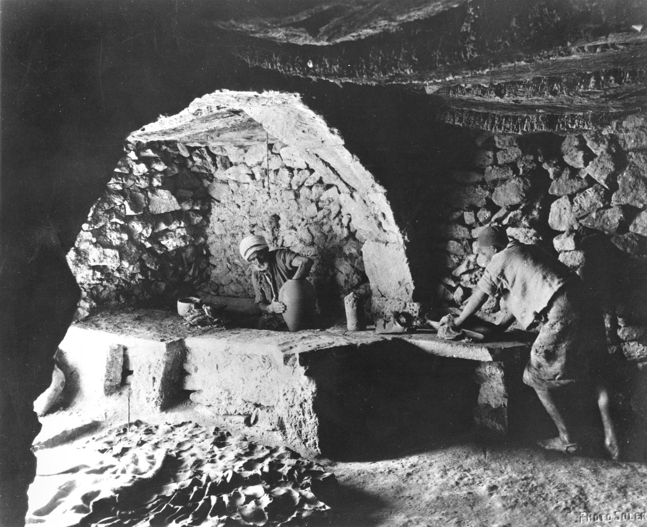 ट्यूनीशियाई पॉटर, जेरबा द्वीप, c.1900 द्वारा फ्रेंच फोटोग्राफर