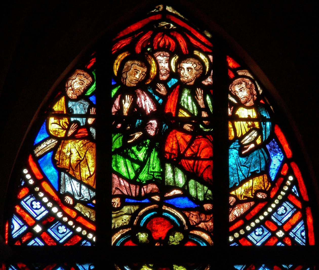 Pentecost- वर्जिन और फोरएपोस्टल्स को दर्शाती विंडो w0 द्वारा फ्रेंच स्कूल