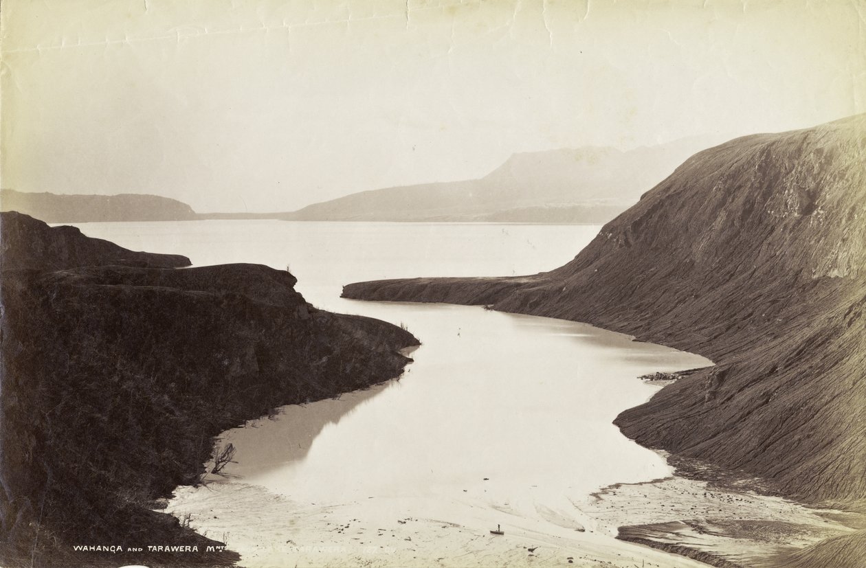 लहंगा और तरावरा पर्वत, तरावेरा झील से, 1886 अक्टूबर (एल्बम प्रिंट) द्वारा जॉर्ज डॉब्सन वेलेंटाइन