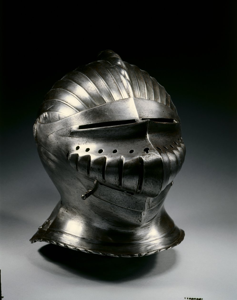 मैक्सिमिलियन शैली में बंद हेलमेट, c.1510-30 द्वारा जर्मन स्कूल
