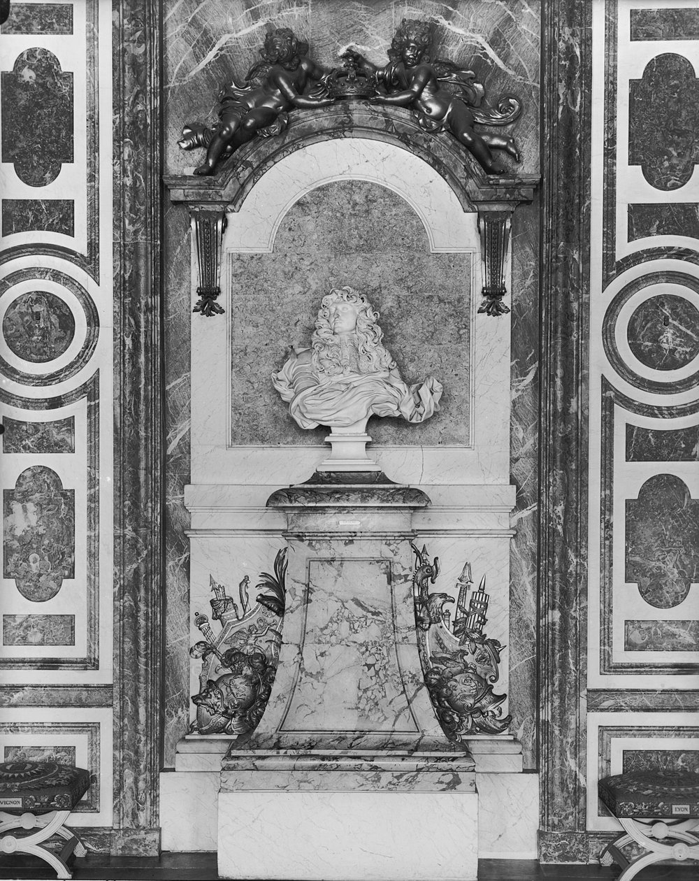 लुई XIV का पोर्ट्रेट बस्ट (1638-1715) (संगमरमर) (90049 देखें) द्वारा जियान लोरेंजो बर्निनी