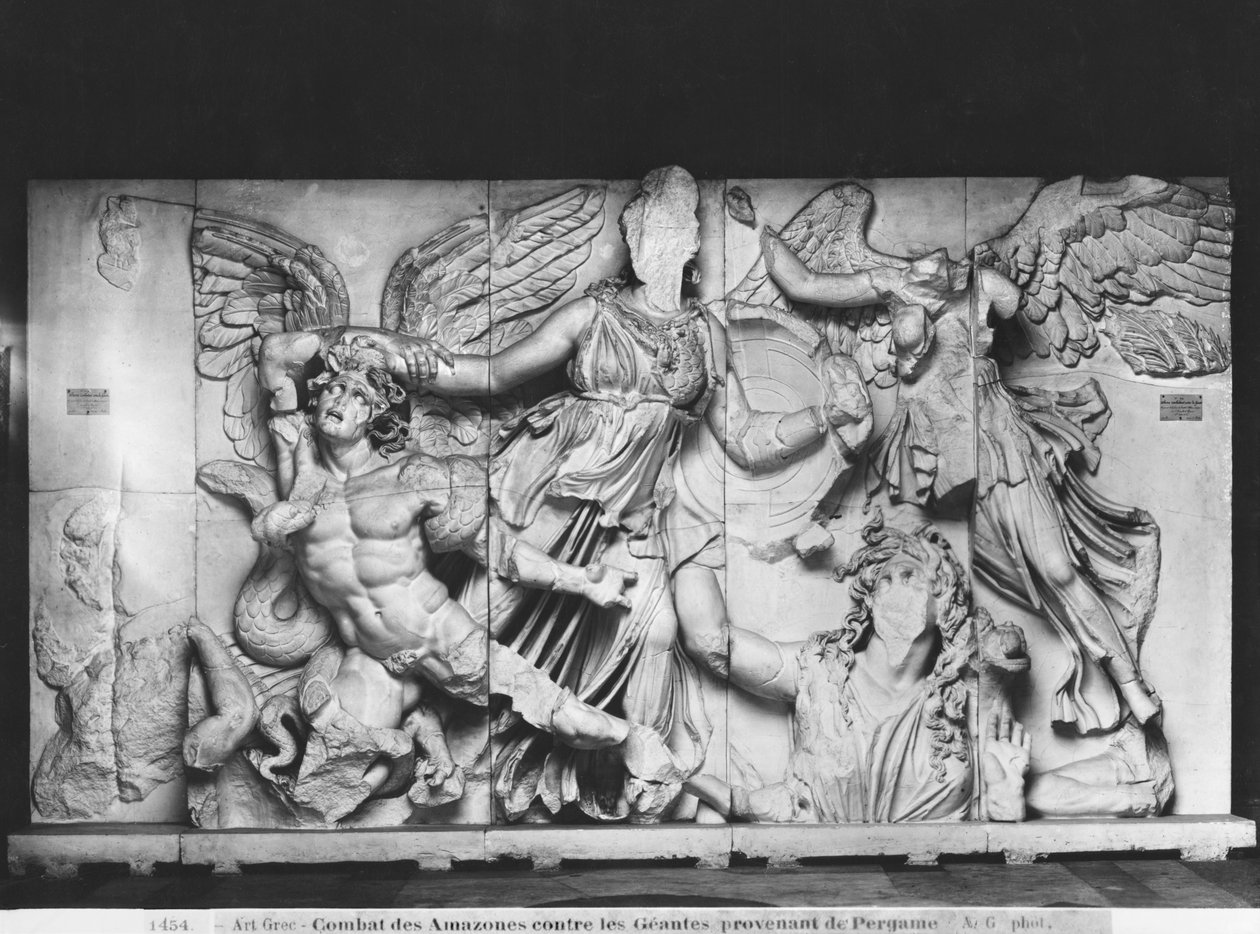 ज़ेगस और एथेना की महान वेदी की नकल, पेरगामन से, c.180-160BC (संगमरमर से प्लास्टर डाली गई) द्वारा यूनानी