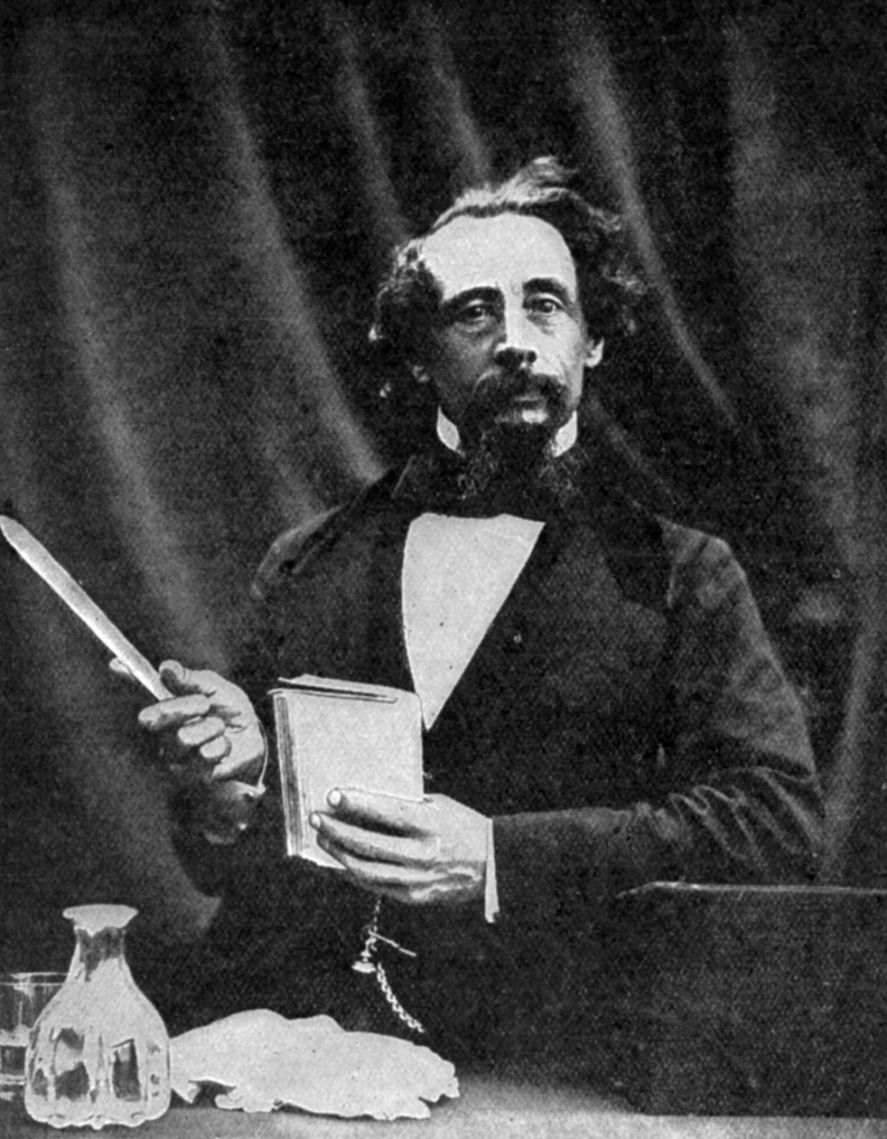 1859 1912 में रीडिंग देते हुए चार्ल्स डिकेंस द्वारा हरबर्ट वाटकिंस