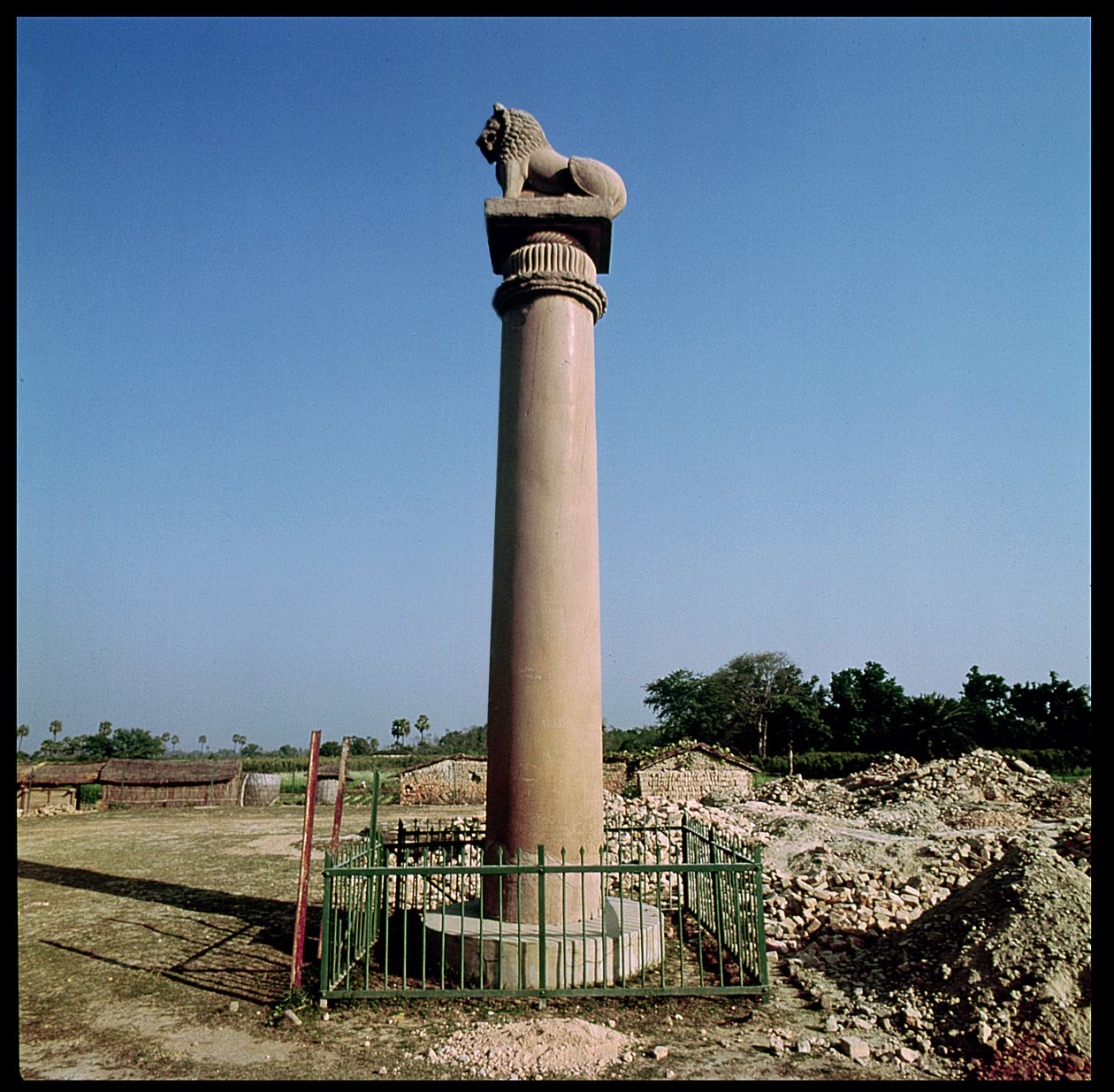बंदर तालाब पर सम्राट अशोक का सिंह स्तंभ (c.264-223 ईसा पूर्व) द्वारा भारतीय