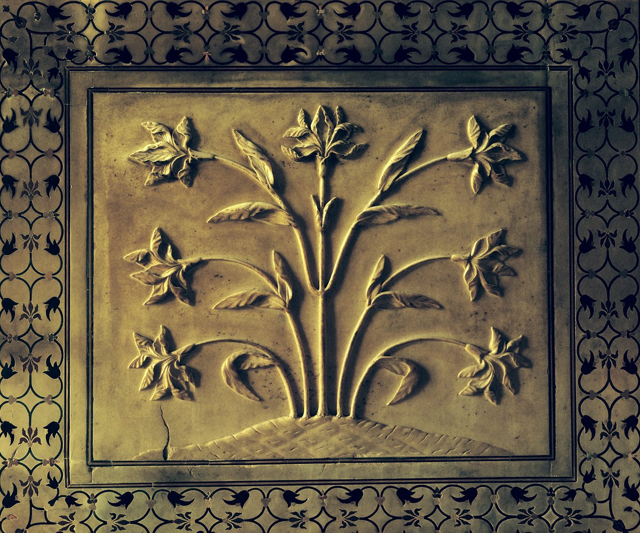 फूलों का पौधा, वृत्ताकार गैलरी से एक पैनल का विस्तार, 1631-41 (संगमरमर) द्वारा इंडियन स्कूल