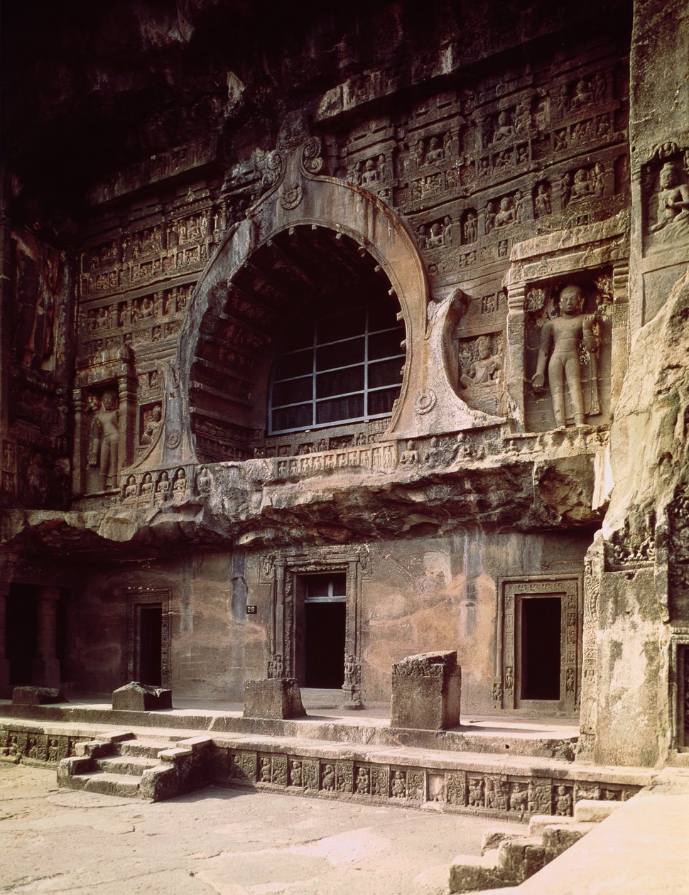 प्रवेश द्वार का दृश्य, गुफा 26 द्वारा इंडियन स्कूल