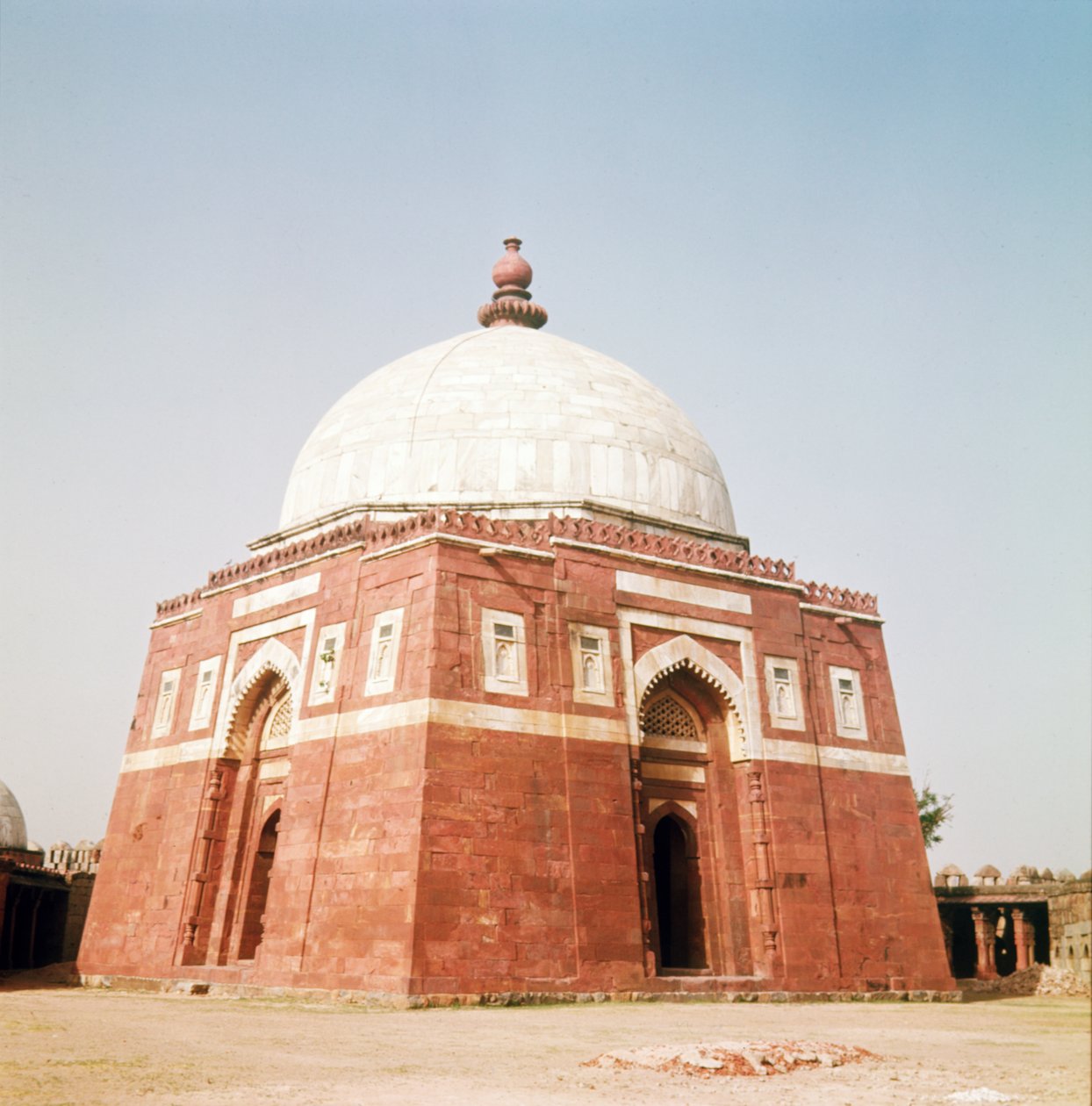 गियाथुद-दीन तुगलक का मकबरा, तुगलकाबाद, 1321-25 द्वारा इस्लामी स्कूल
