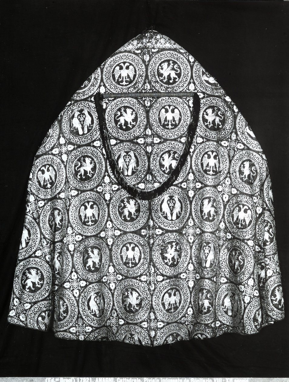 पोप बोनिफेस VIII (c.1235-1303) द्वारा पहना गया कपड़ा (कपड़ा) द्वारा इतालवी स्कूल
