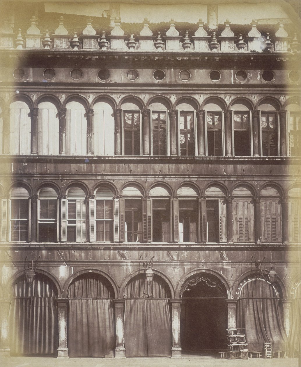 वेनिस भवन का मुखौटा, c.1865 द्वारा इतालवी फोटोग्राफर