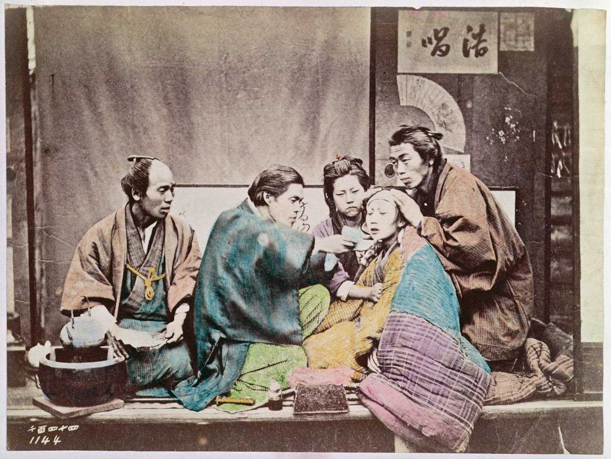 पारंपरिक चिकित्सा का दृश्य, c.1880 (रंगीन फोटो) द्वारा जापानी फोटोग्राफर