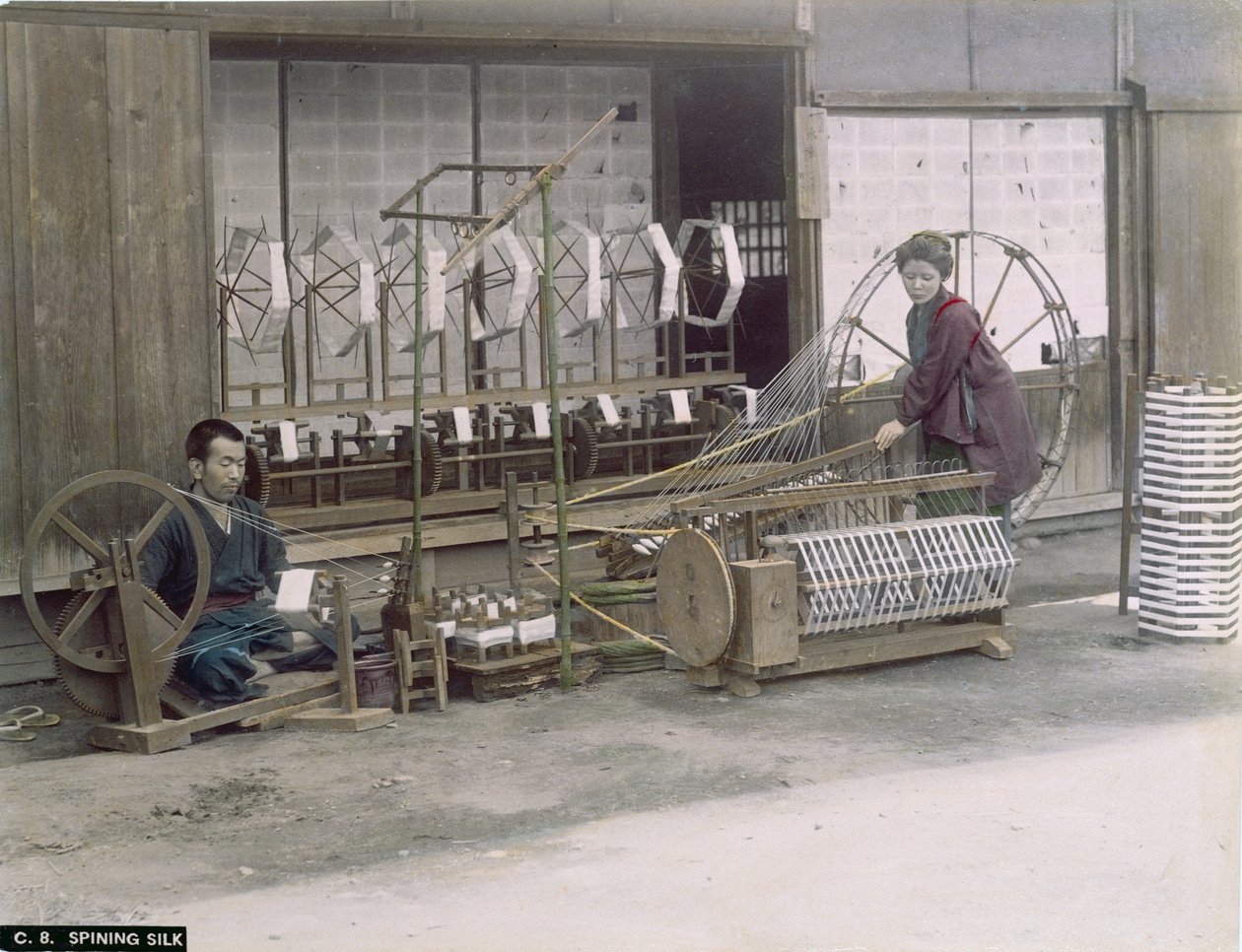 जापान में रेशम कताई, c.1900 (हाथ से रंगीन फोटो) द्वारा जापानी फोटोग्राफर
