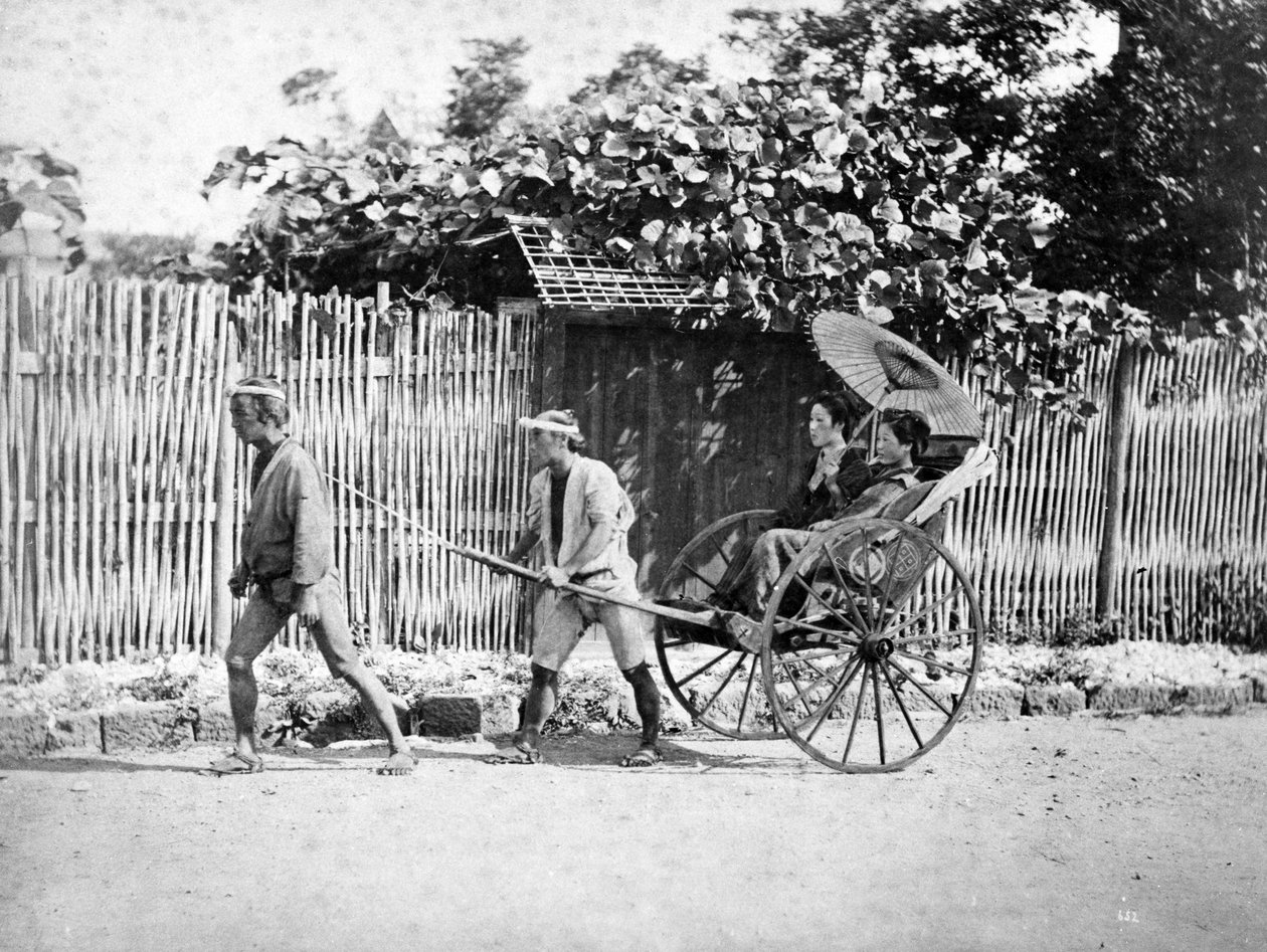 रिक्शा में दो लड़कियाँ, c.1860-80 द्वारा जापानी फोटोग्राफर