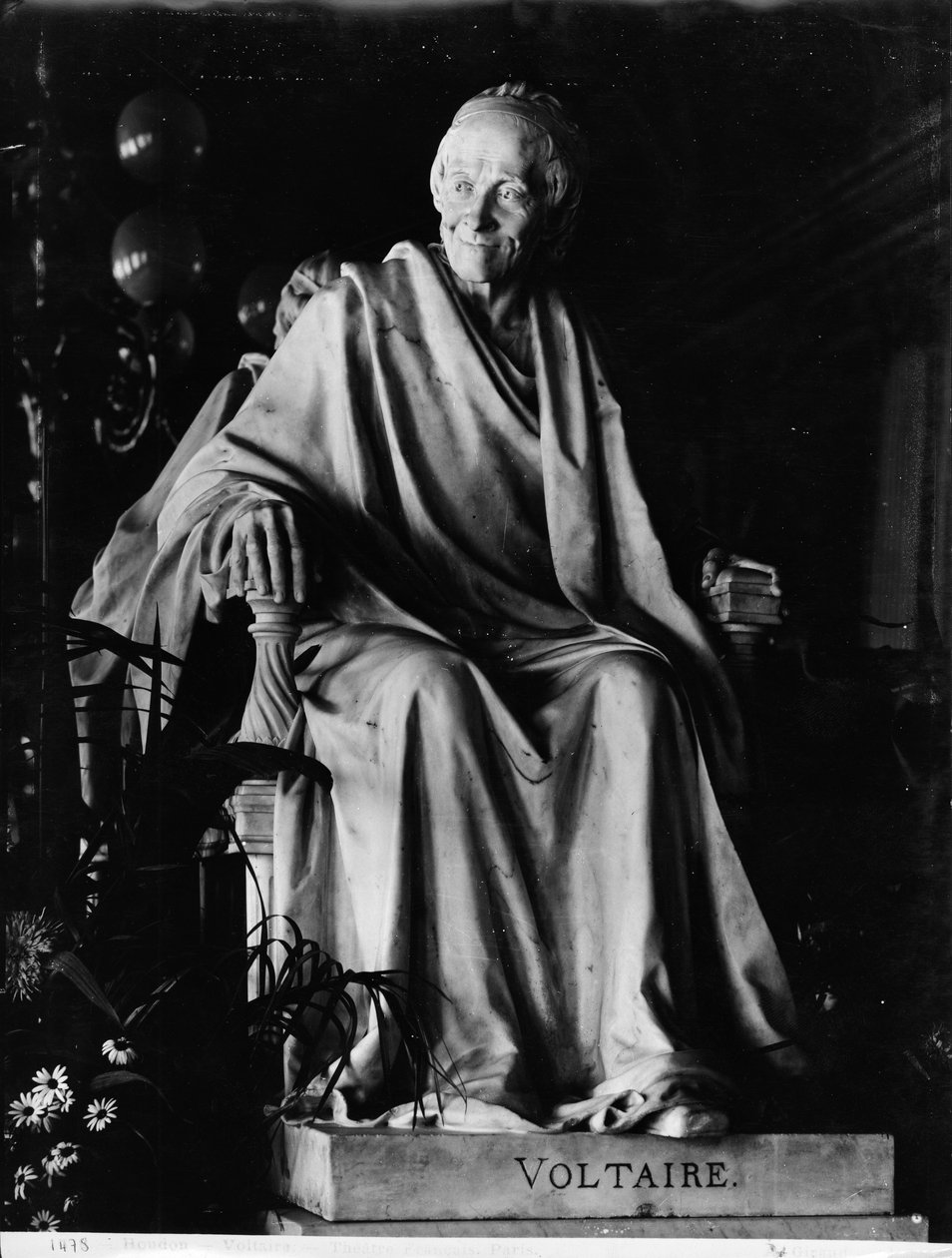 वोल्टेयर की बैठी हुई मूर्ति (1694-1778) (संगमरमर) द्वारा जीन एंटोनी हौडन