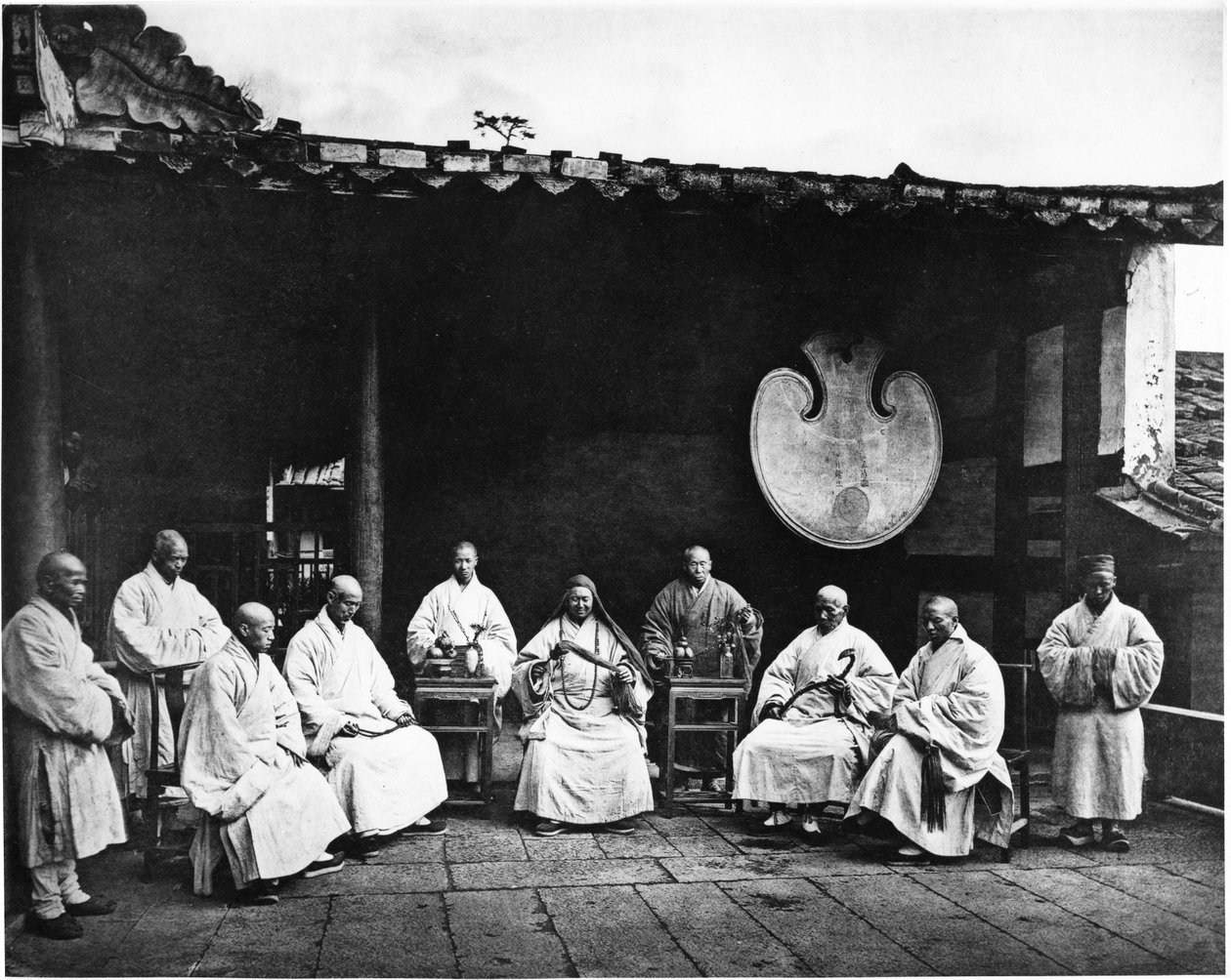 कुशन मठ के मठाधीश और भिक्षु, c.1867-72 द्वारा जॉन थॉमसन