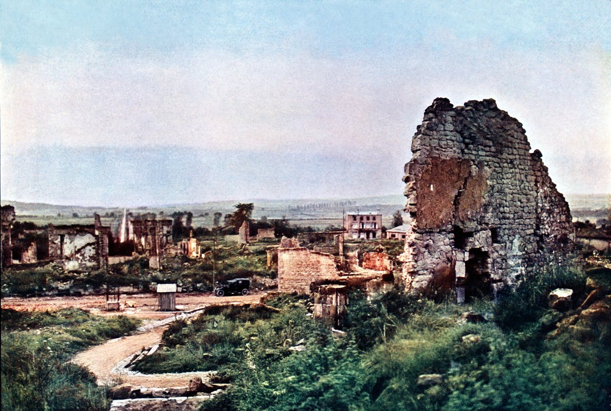 वर्मोन के पश्चिम में क्लेरमोंट-एन-आर्गोनोन के खंडहर, सितंबर 1916 (ऑटोक्रोम) द्वारा जूल्स गेरवाइस कोर्टेलमोंट
