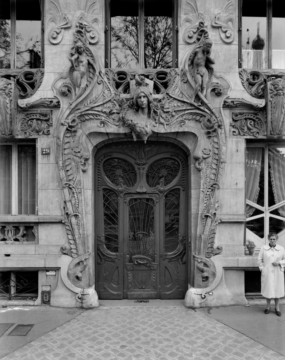 1901 में डिज़ाइन किए गए 29 एवेन्यू रैप पर अपार्टमेंट में प्रवेश द्वार द्वारा जूल्स लाविरोटे