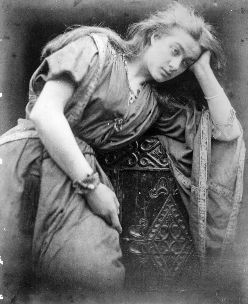 अल्फ्रेड, लॉर्ड टेनीसन, 1875 की कविता &39;मारियाना&39; के लिए चित्रण (एल्बम प्रिंट) द्वारा जूलिया मार्गरेट कैमरून