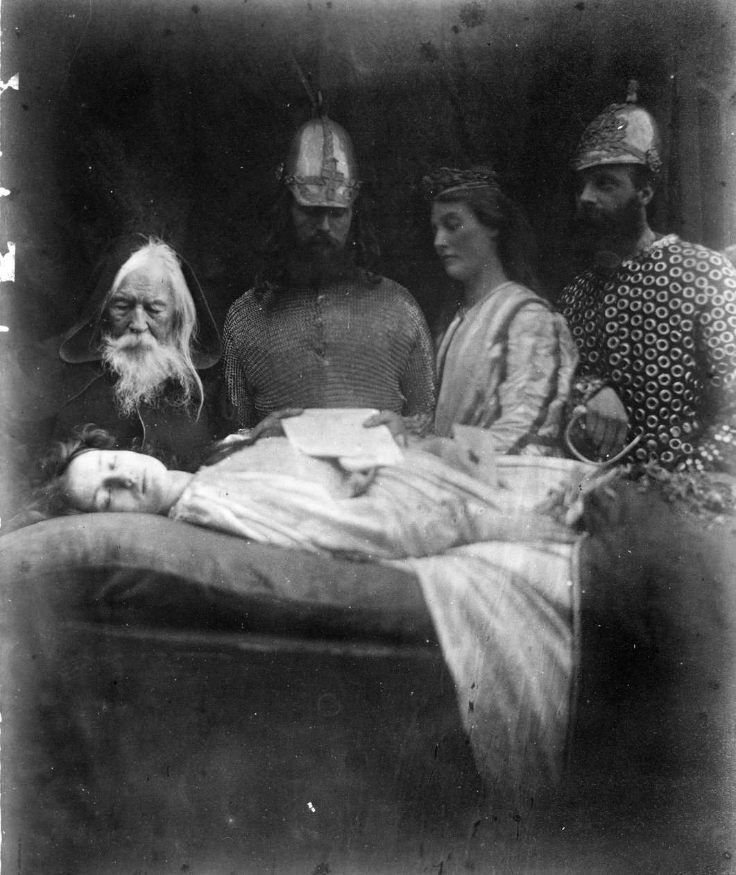 एलेन की मृत्यु, अल्फ्रेड, लॉर्ड टेनिसन द्वारा 1875 में &39;द आइडल्स ऑफ द किंग&39; का चित्रण (एल्बम प्रिंट) द्वारा जूलिया मार्गरेट कैमरून