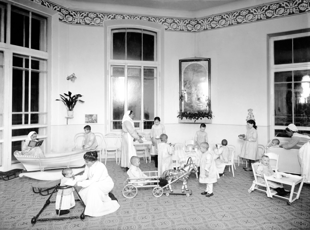 1913 में सेंट पीटर्सबर्ग के महिला चिकित्सा संस्थान के बच्चों का क्लिनिक द्वारा कार्ल कार्लोविच बुल्ला
