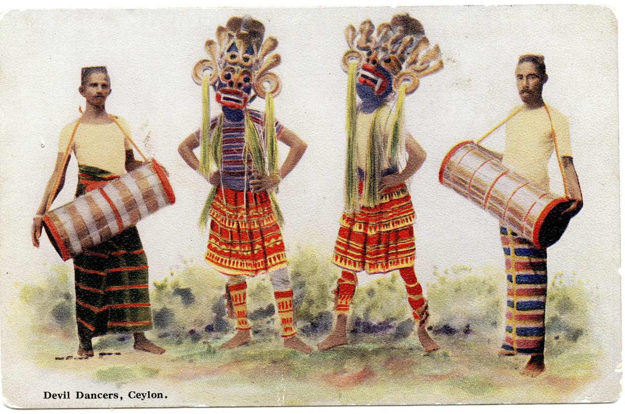 डेविल डांसर्स, सीलोन, c.1900-20 (हाथ से रंग वाली तस्वीर) द्वारा लिमिटेड सीलोन प्लाटे