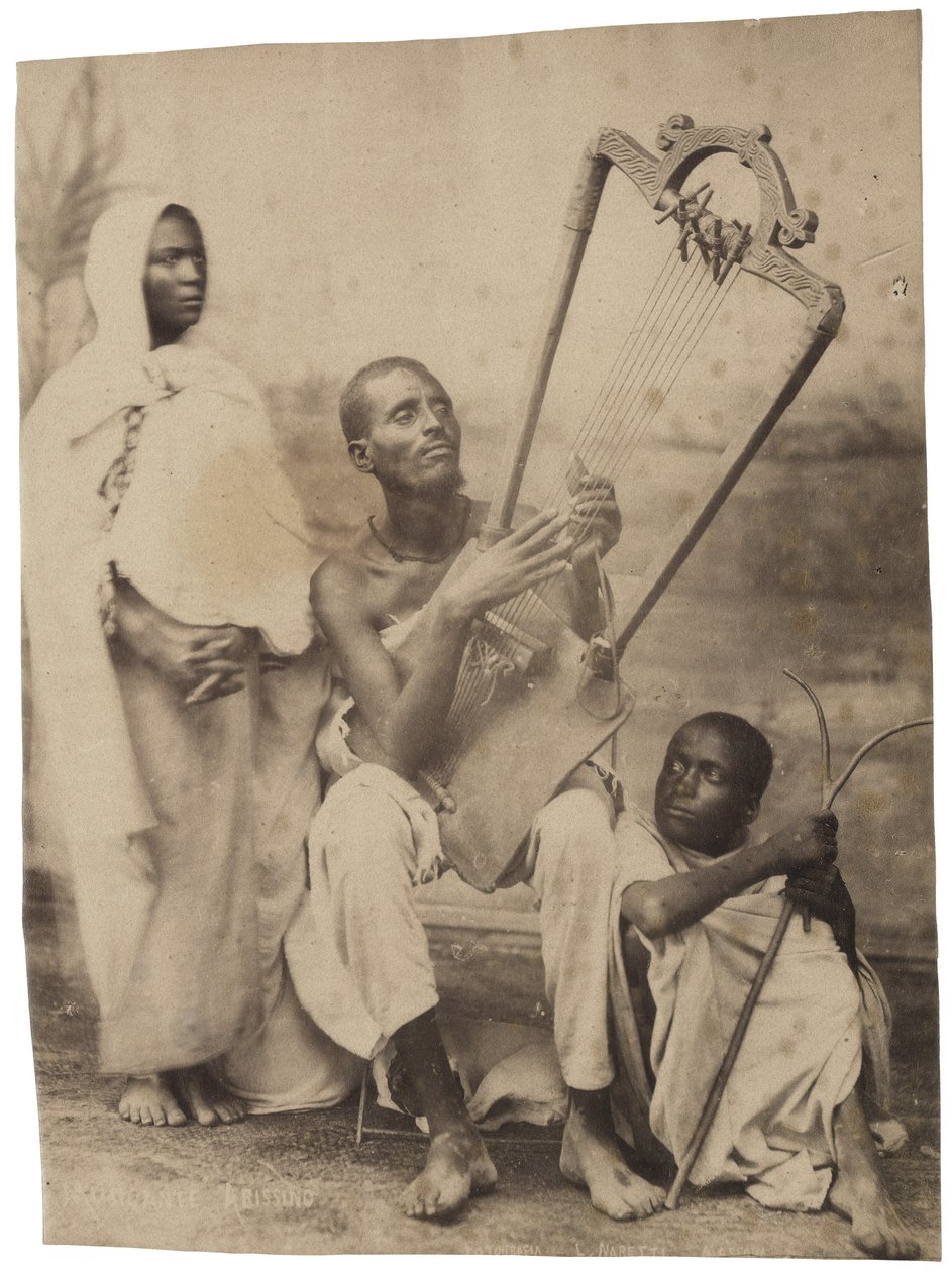 पारंपरिक पोशाक में तीन एबिसिनियन, c.1880-90 द्वारा लुइगी नेरेट्टी
