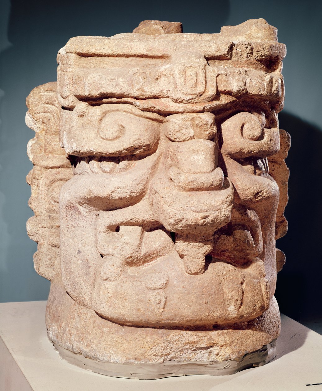 एंथ्रोपोमोफिक सिर, शायद एक क्रेन, c.1000-1500 (चूना पत्थर) द्वारा माया