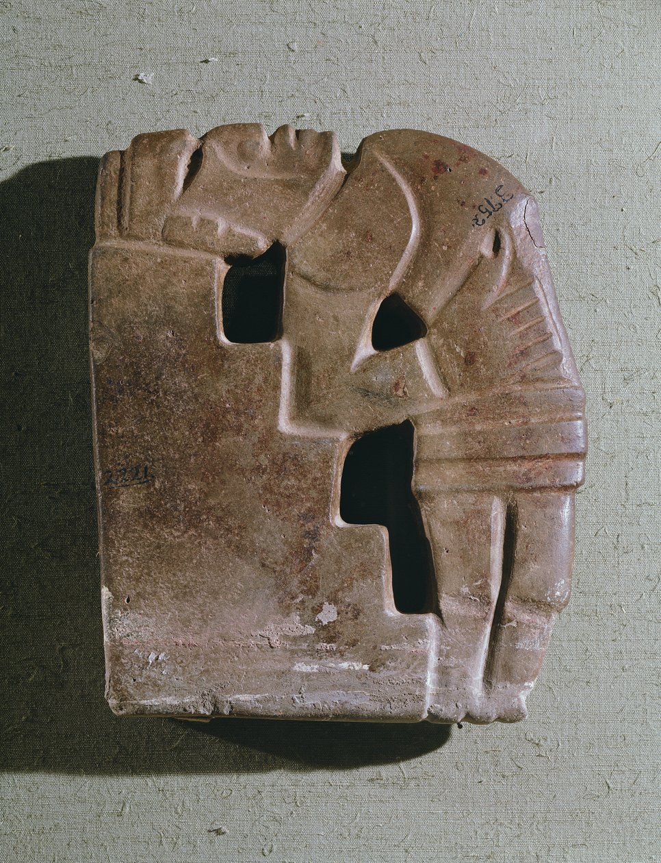 एक कदम, क्लासिक अवधि, 250-950 ईस्वी के खिलाफ एक बलि की स्थिति में आदमी द्वारा माया