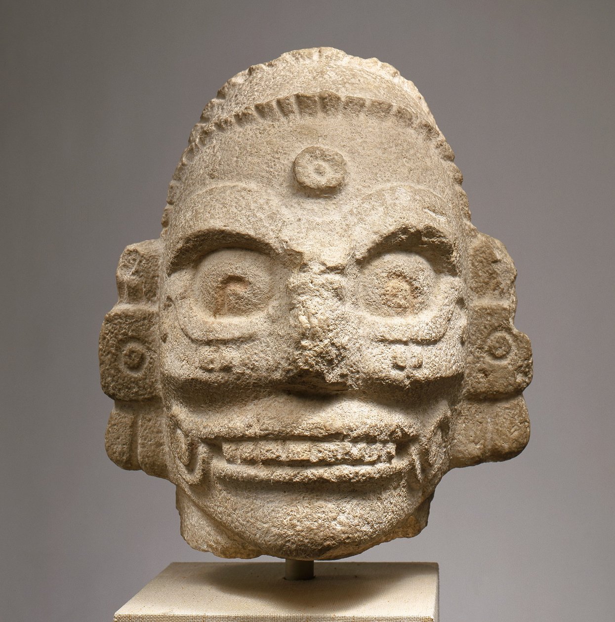 एक वर्षा देवता का सिर, c.1000 (जीवाश्म चूना पत्थर) द्वारा माया