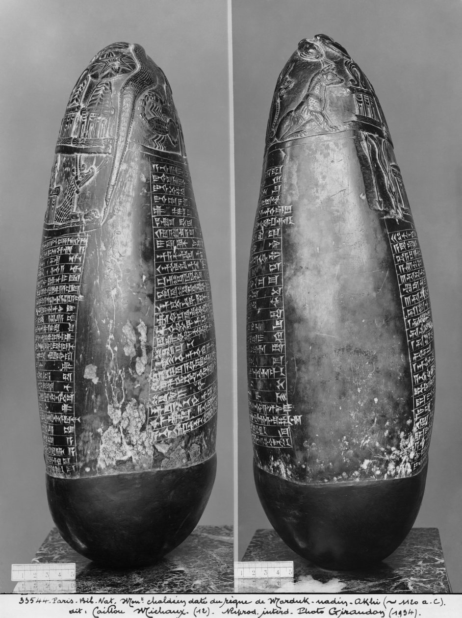 कुदुरू, मर्दुक-नादीन-अखी के समय से, बाबुल के राजा, साइड व्यू, c.1120 ईसा पूर्व (काला नागिन) (देखें 286956, 286957) द्वारा मेसोपोटेमिया