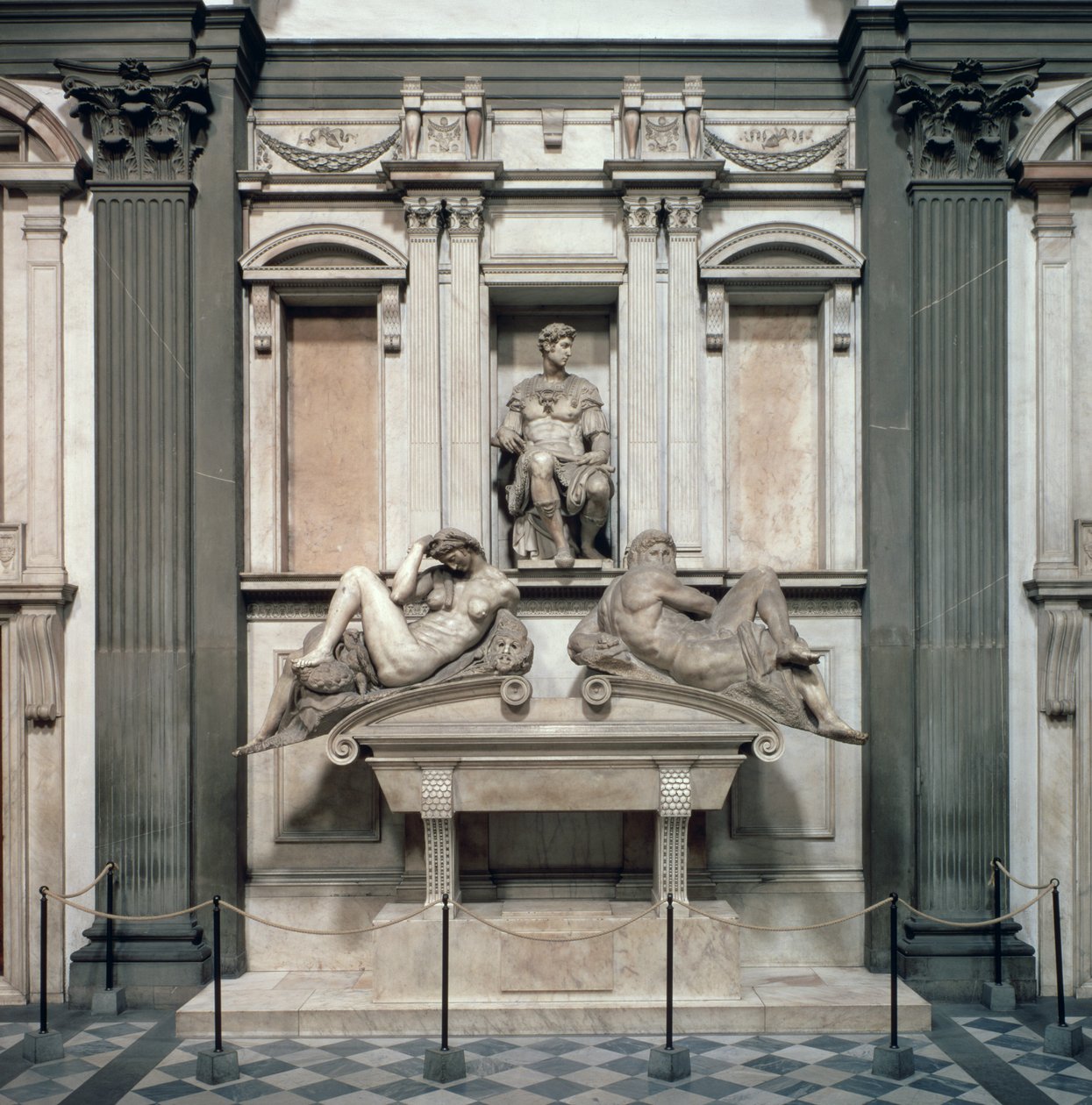 Giuliano de &39;Medici का मकबरा, ड्यूक ऑफ नेमॉर्स (1479-1516) दिन और रात के आंकड़ों के साथ, 1533 (संगमरमर) द्वारा माइकल एंजेलो बुओनारोती